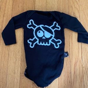 nununu pirate skull onesie size 6-12 months